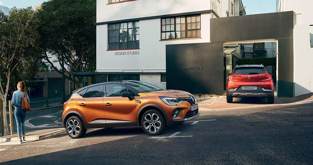 Renault Captur SUV parkerad framför ett hus
