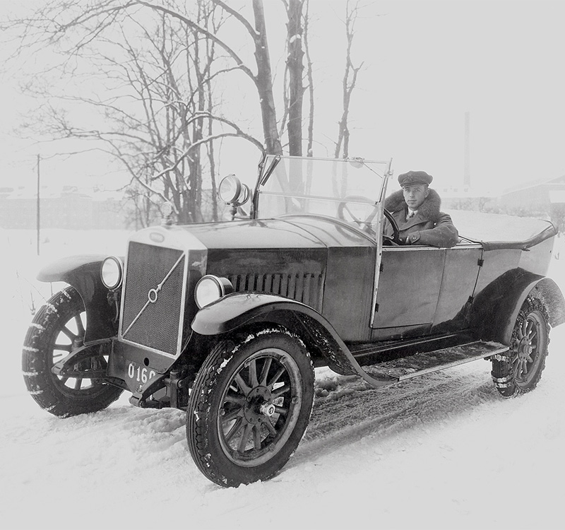 Volvo ÖV 4 på vintern med snökedjor