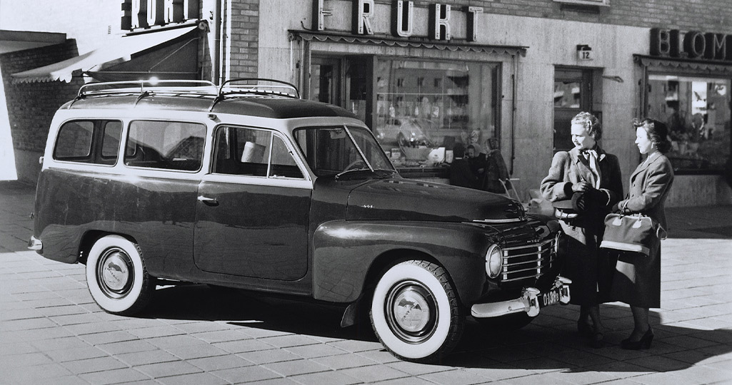 Två damer framför en Volvo PV445 Duett, Volvos första herrgårdsvagn