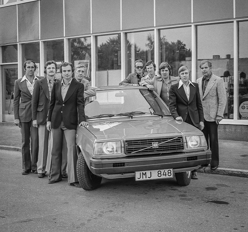 Bilbolagets försäljare samlade runt en Volvo 343.