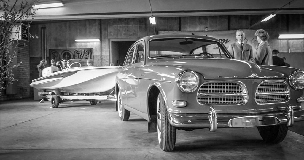 Båtutställning på Bilbolaget i Nacksta. En Volvo Amazon med en sportbåt på en trailer.
